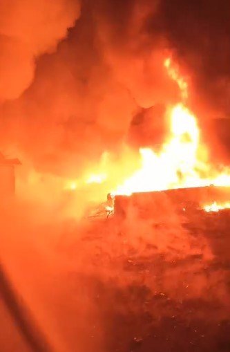 Sulama boruları alev alev yandı