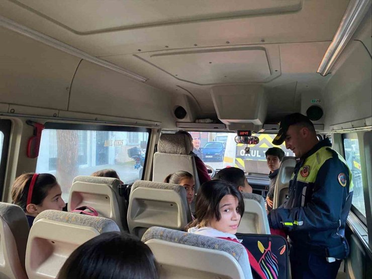 Salihli jandarmadan öğrenci servislerine denetim