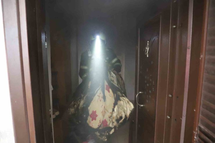 Mersin’deki ev yangını itfaiye ekiplerince söndürüldü