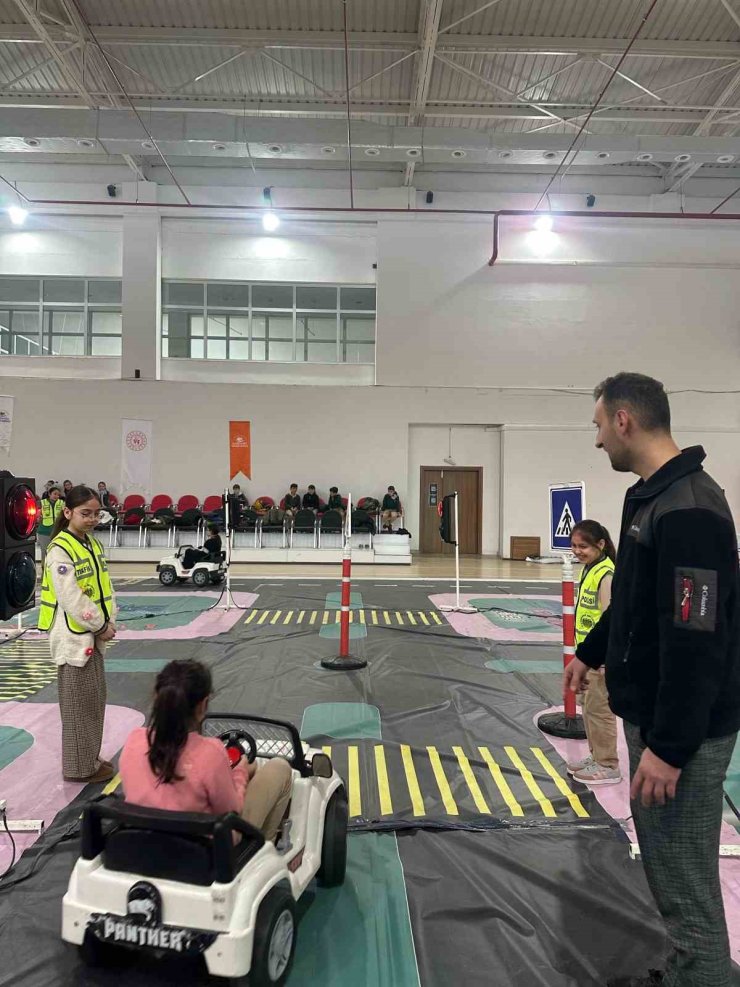 Öğrencilere trafik eğitimi