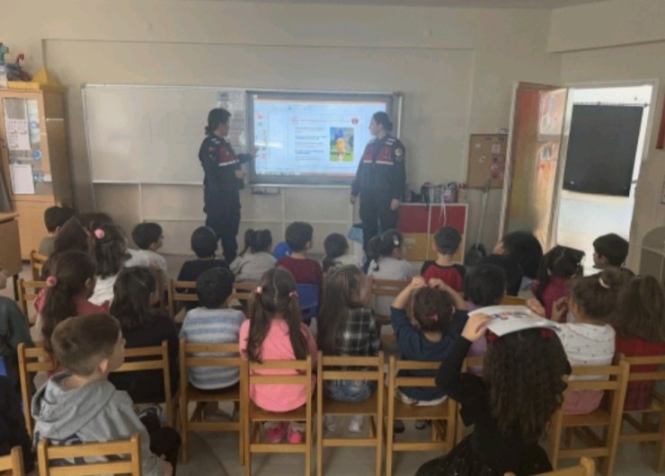 Mayın arama köpeği Türlü, çocuklarla buluştu