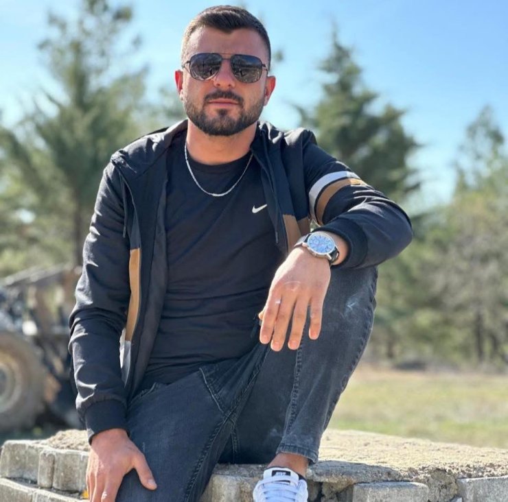 Öldürülen genç aldığı iki bıçak darbesine rağmen karşı tarafın peşinden gitti