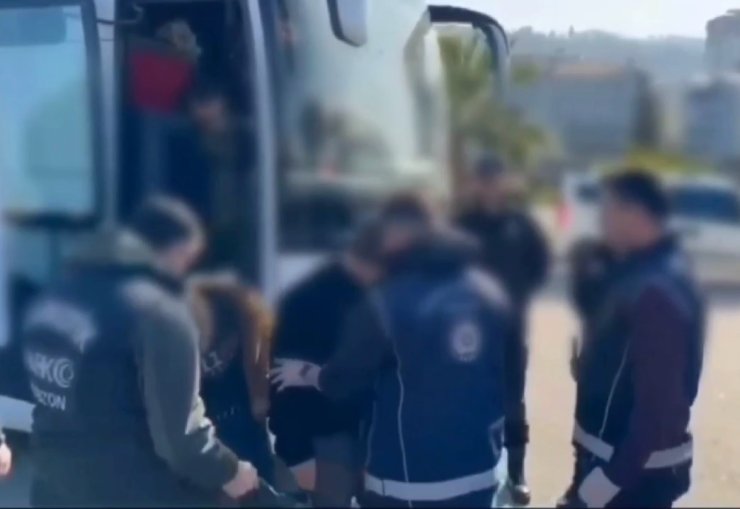 Otobüsün gizli bölmesinden 26 göçmen çıktı