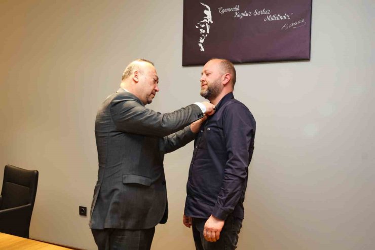 Başkan Yalım seçimde rakibi olan başkan adayına CHP rozetini bizzat kendisi taktı