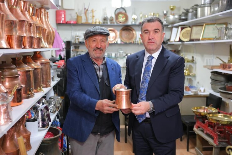 Vali Eldivan çarşı esnafıyla bir araya geldi