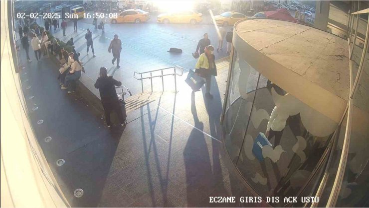 Adana’da AVM’nin havalandırma boşluğunda saklanan soyguncunun o anları güvenlik kameralarına yansıdı