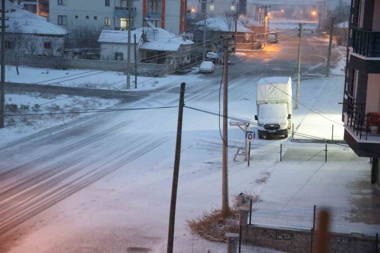 Aksaray’da kar yağışı etkili oluyor