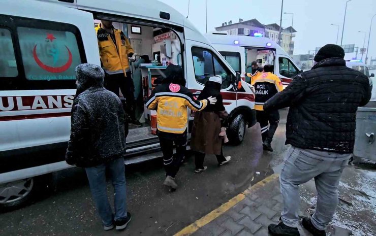Aksaray’da minibüs ile otomobil çarpıştı: 4 yaralı