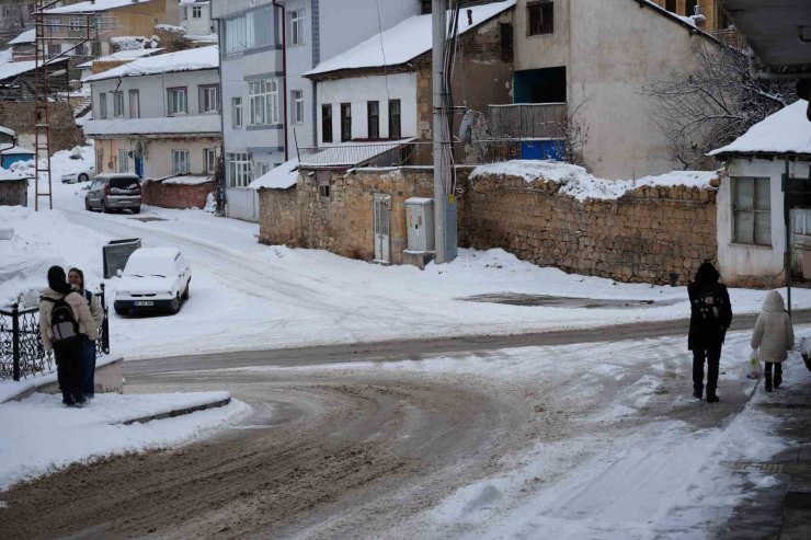 Bayburt’ta etkili olan kar yağışı sonrası kent beyaz örtüyle kaplandı