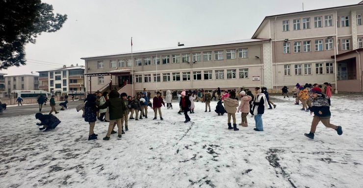 Erzincan’da kar yağışı görsel şölen oluşturdu: beyaza bürünen kentte çocuklar kartopu oynadı