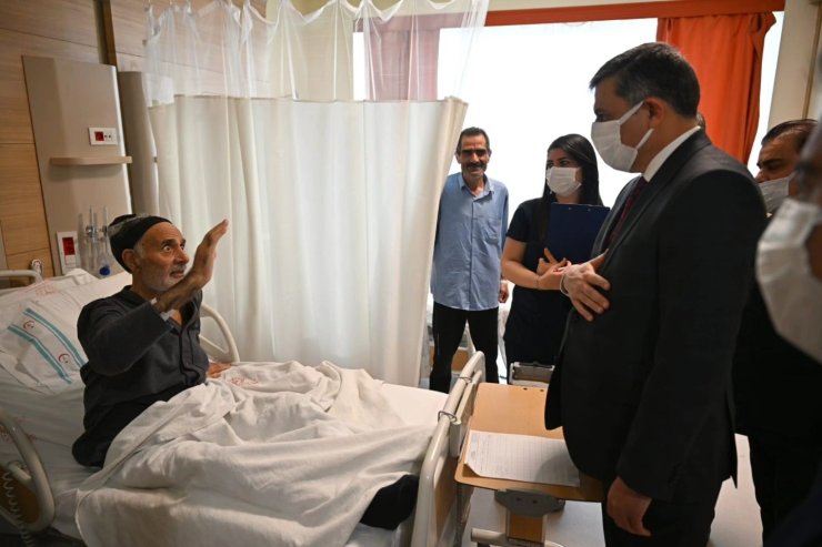 Vali Çiftçi, Şehir Hastanesi’nde hastaları ziyaret etti