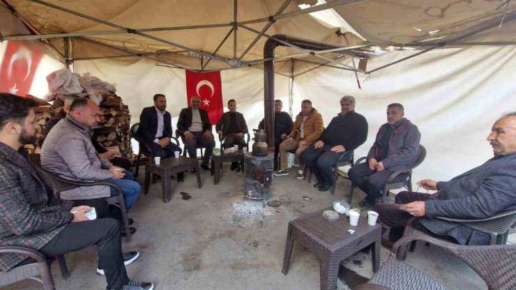 HAK-İŞ Diyarbakır İl Başkanı Aküzüm, DEM’li belediyelerin işten çıkardığı mağdurlarla görüştü