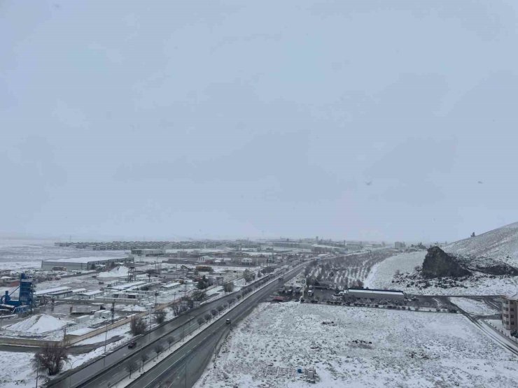 Karapınar’da yağan kar çiftçilerin yüzünü güldürdü