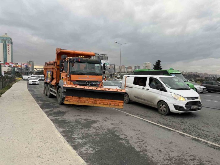 İstanbul’da uyarıların ardından kar küreme araçları yollara indi