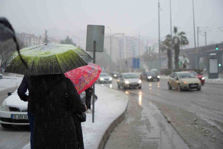 Samsun’a beklenen kar geldi