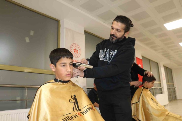 Depremin yıl dönümünde çocukları ücretsiz tıraş etti