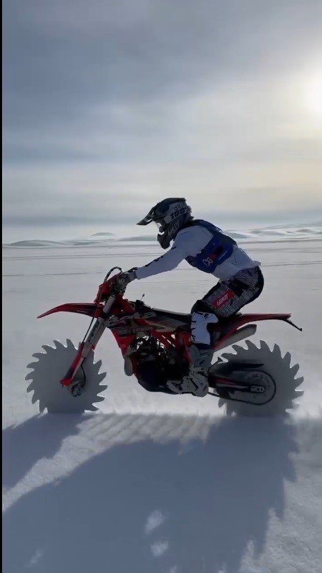 Türkiye şampiyonundan Çıldır Gölü’nde nefes kesen gösteri