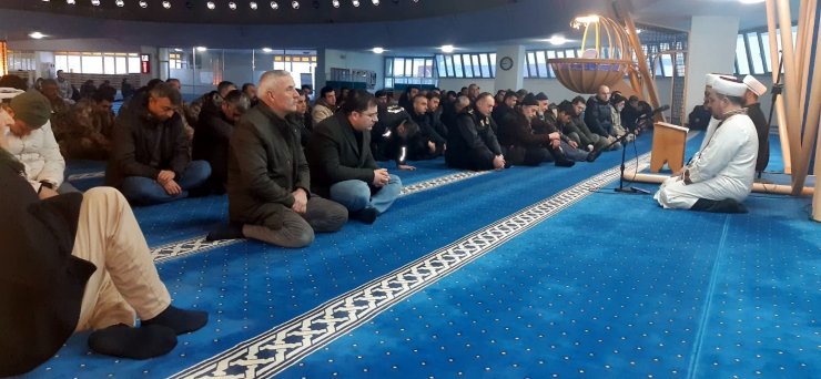 Depremde hayatını kaybedenler dualarla yad edildi