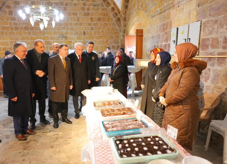 Depremzedelere yönelik Bayburt’ta açılan hayır çarşısına yoğun ilgi