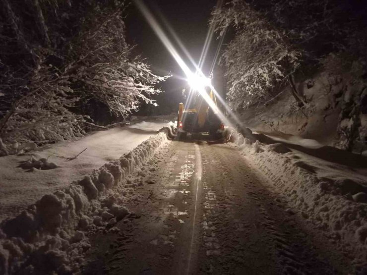 69 iş makinesi köy yollarında çalışıyor