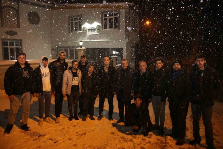 İlçenin yüksek köyüne gitti, yolları açık tuttu