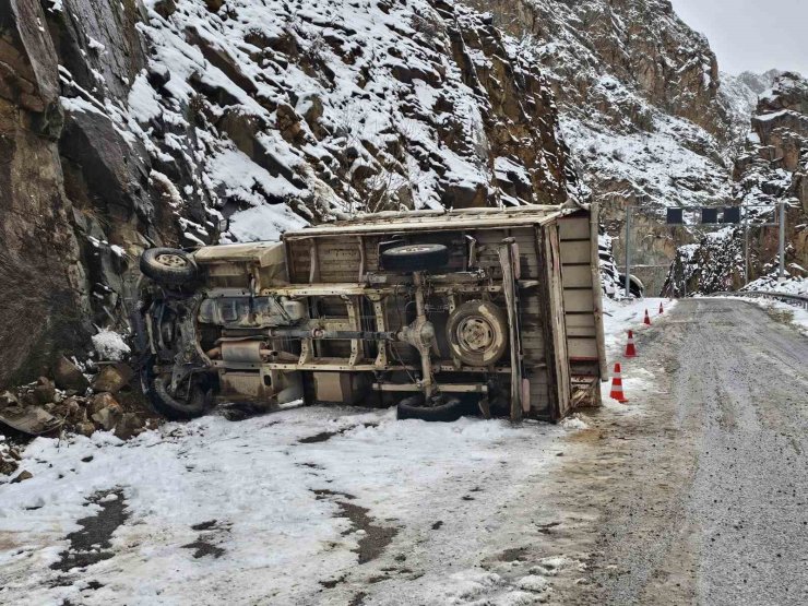 Erzurum’da kamyonet kayalıklara çarptı: 1 yaralı
