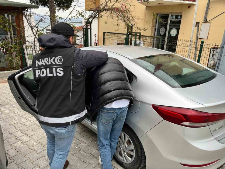 İzmir’de uyuşturucu operasyonu: 5 tutuklama