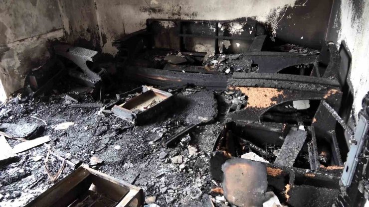 Yangında bütün eşyaları yanan aile yardım bekliyor