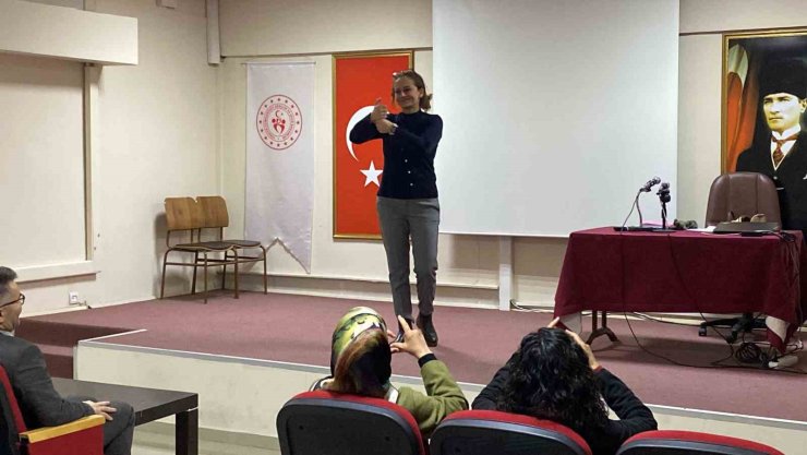 Depremden sonra geldiği Eskişehir’de işaret dili öğreterek hayata tutunuyor