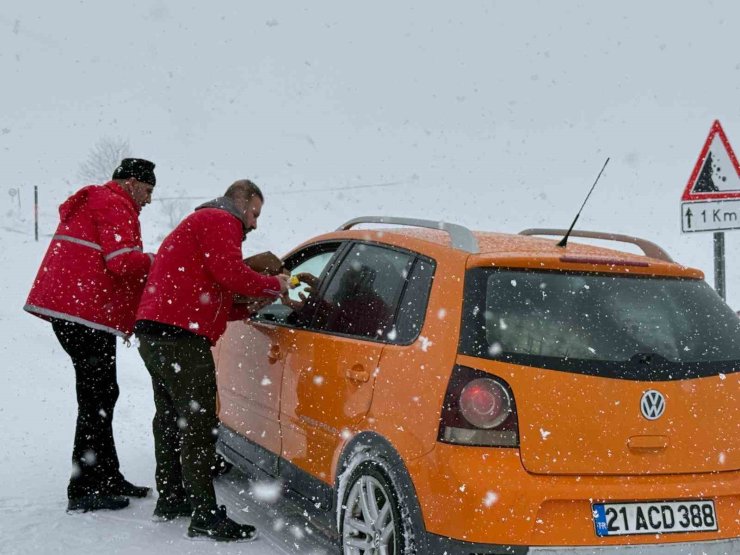 Yolda kalanların yardımına Kızılay ekipleri yetişti