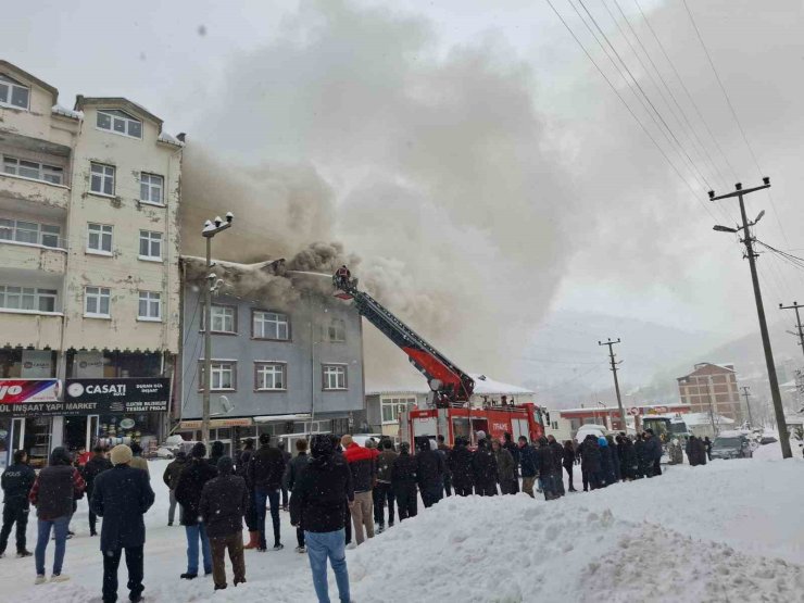 Ordu’da 3 katlı apartmanın çatı katı alevlere teslim oldu