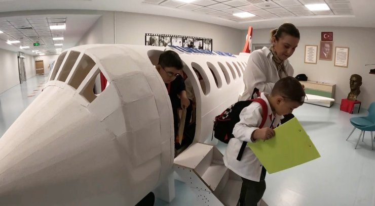 Minikler sağlık çalışanı oldu, dev maket uçakla deprem tatbikatı yaptı
