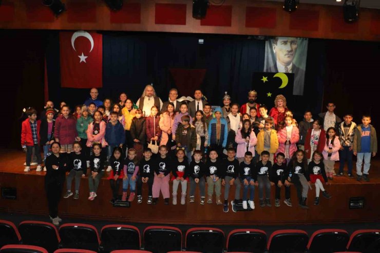 Başkan Çerçioğlu Nazillili çocukları tiyatro ile buluşturdu
