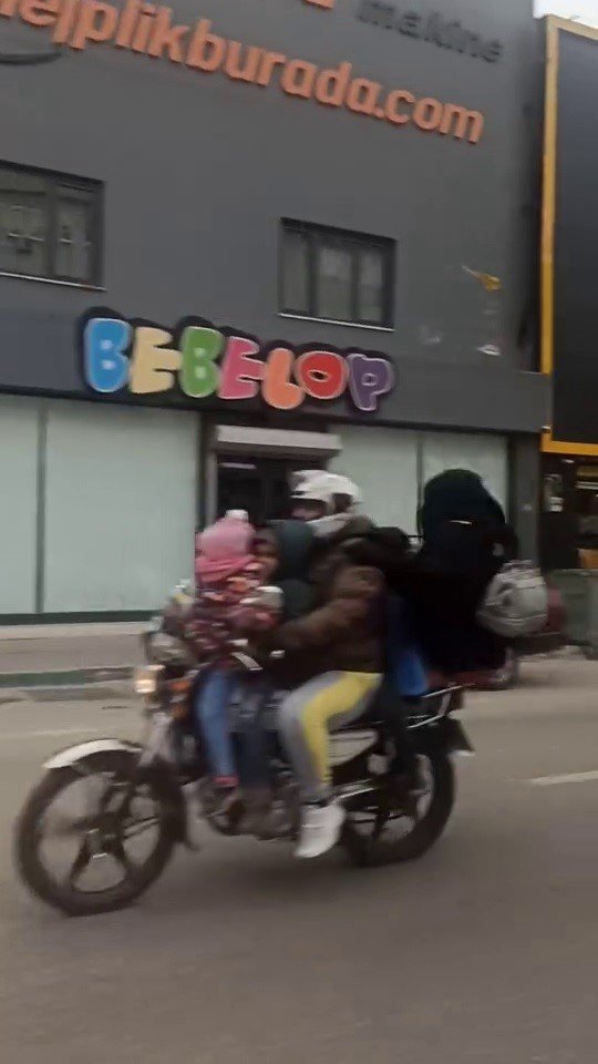 Motosiklete 6 kişi bindiler, adeta ölümle dans ettiler