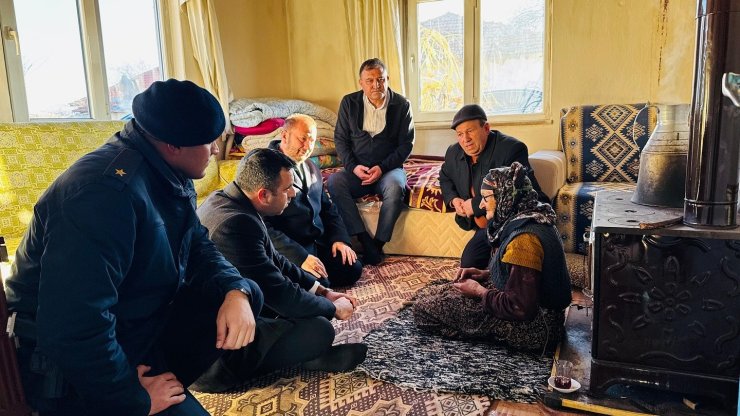 Kaymakam Akbulut, 6 Şubat depreminde hayatını kaybeden Çivrilli öğretmeninin ailesini ziyaret etti