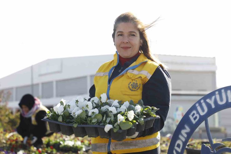 Didim rengarenk çiçeklerle süslendi