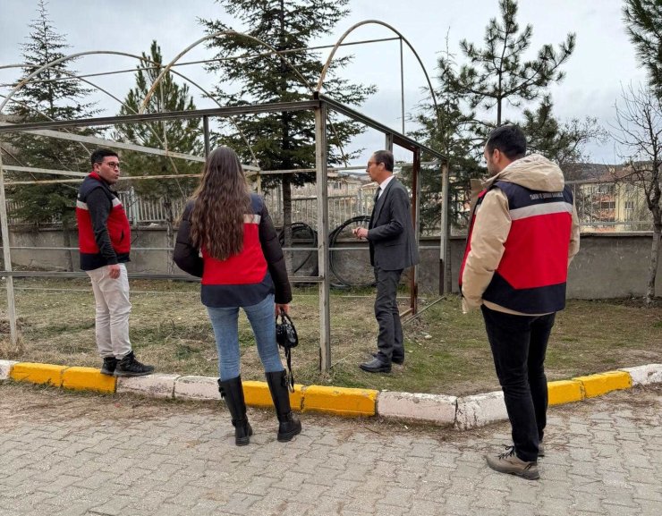 Emet’te eğitim ve tarımı bir arada yürüten okulda bilgilendirme çalışması