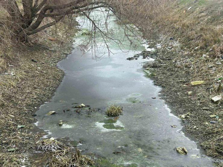 Eskişehir’de sulama kanalları buz tuttu