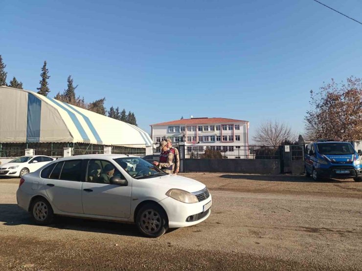 Jandarmadan huzurlu okul önleri ve sokaklar uygulaması: 45 aranan şahıs yakalandı