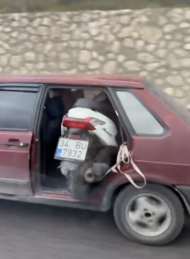 Kapısız araçta motosiklet taşıdı, gören dönüp bir daha baktı
