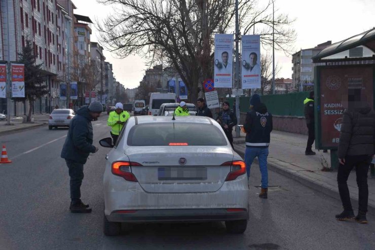 Kars polisi, okul çevrelerinde denetimlerini sıklaştırdı