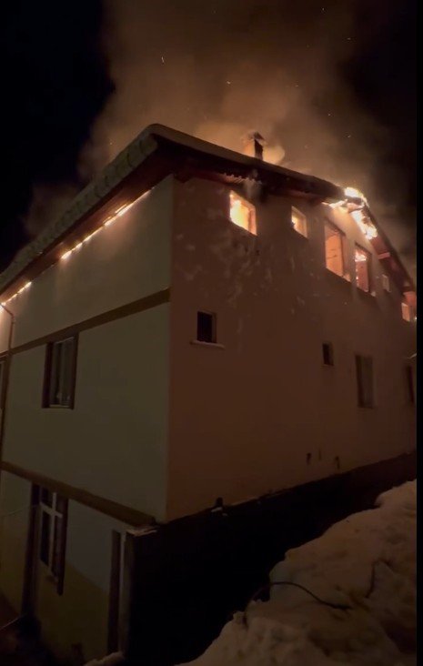 Kastamonu’da çatı katında çıkan yangında iki katlı ev kullanılamaz hale geldi