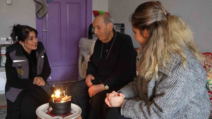 Belediyeden gönülleri ısıtan sürpriz: 85 yıllık ömründe ilk kez doğum gününü kutladı