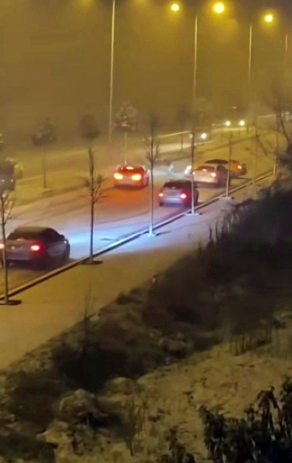 Sakarya’da kar yağışı hayatı felç etti: Kazalar peş peşe geldi, onlarca araç yollarda kaldı