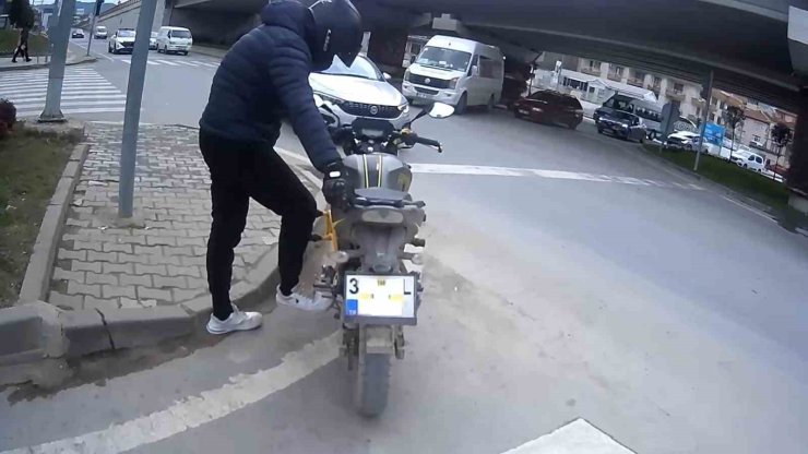 Yalova’da kaldırımda motosiklet süren sürücüye ceza yağdı