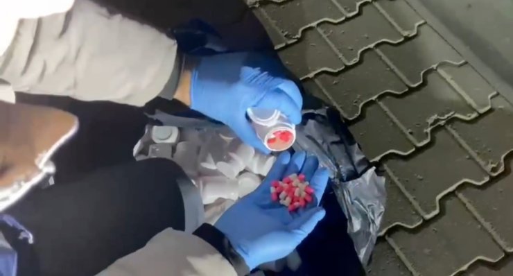 İzmir’de 11 bin adet uyuşturucu hap ele geçirildi