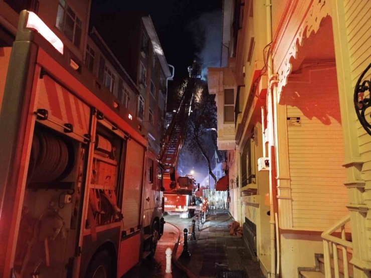 Kadıköy’de metruk binada çıkan yangında 1 kişi hayatını kaybetti