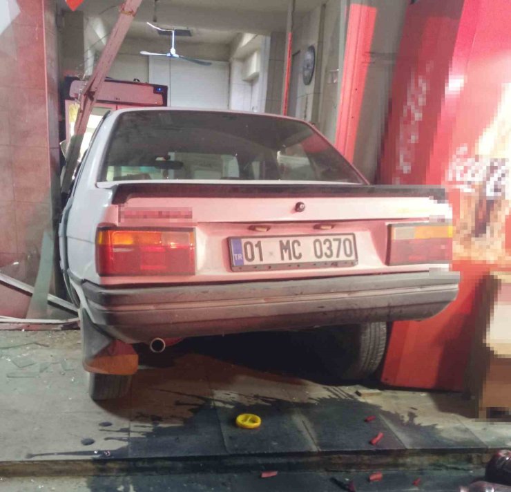 Mersin’de yoldan çıkan otomobil fırına daldı