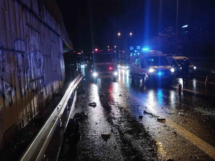 Bariyere çarpan hafif ticari araç yan yattı
