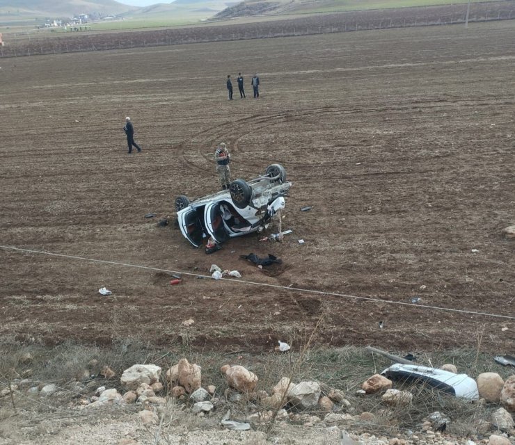 Köpeğe çarpmamak için manevra yapan otomobil takla attı: 3 yaralı